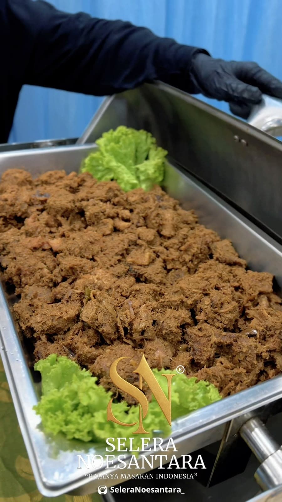 Rendang di wadah prasmanan