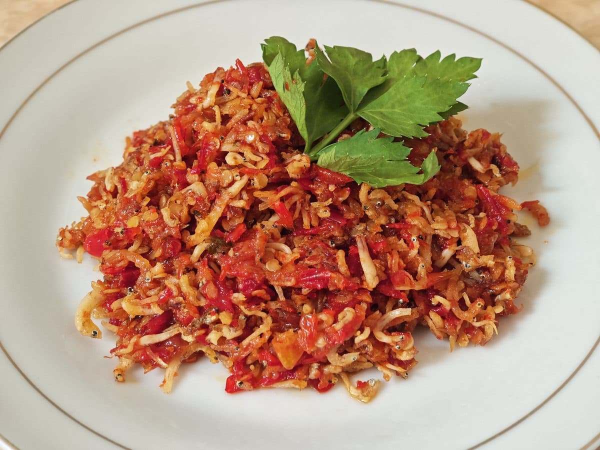 Sambal ikan teri di piring